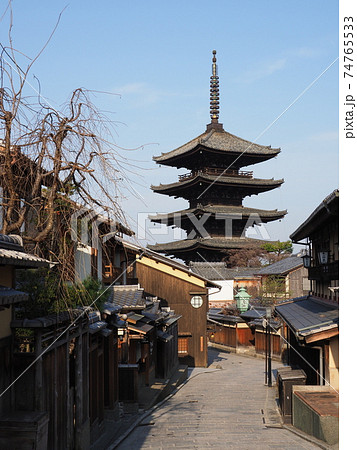 京都　冬の八坂の塔 74765533