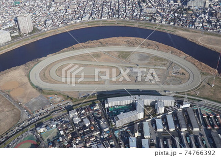 空撮　川崎競馬場の練習馬場と厩舎 74766392