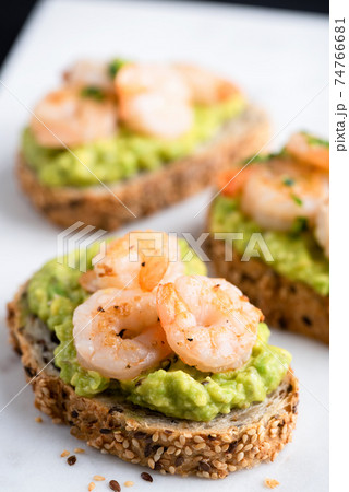 Toast with avocado and shrimps 74766681
