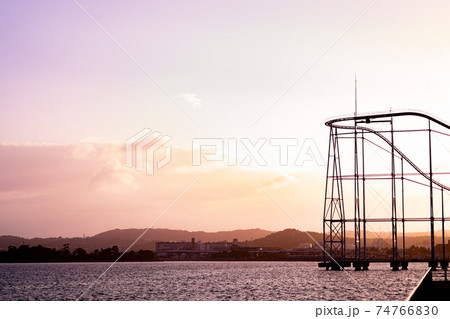 横浜 八景島シーパラダイス ジェットコースター 遊園地 午後 夕方 デート 娯楽 観光 思い出の写真素材