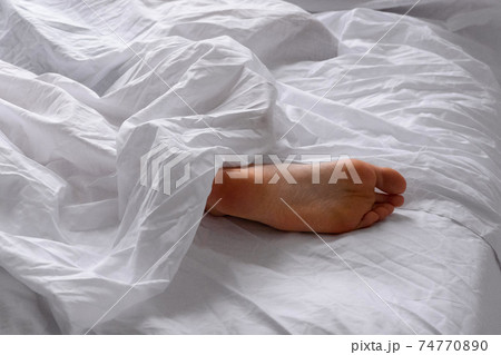 Shooting a young, intimate couple with beautiful bodies, an intimate setting with white sheets. 74770890