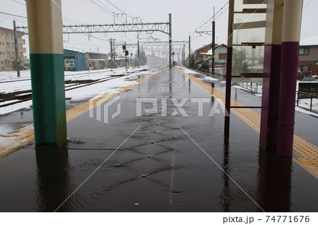 冬の信越本線・東三条駅ホーム（新潟県三条市） 74771676