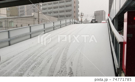 雪の積もった立体駐車場のスロープの写真素材