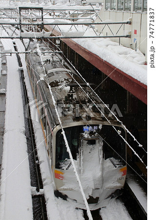 冬の越後湯沢駅に停車中の上越線E129系 冬の越後湯沢駅に停車中の上越線E129系 74771837