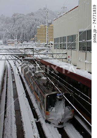 冬の越後湯沢駅に停車中の上越線E129系 冬の越後湯沢駅に停車中の上越線E129系 74771839