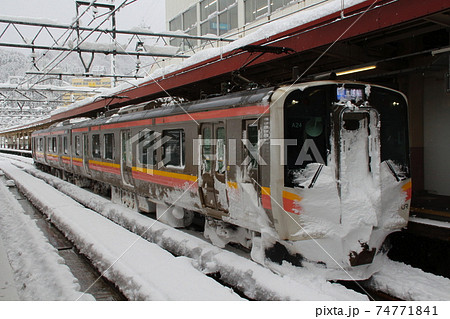 冬の越後湯沢駅に停車中の上越線E129系 74771841