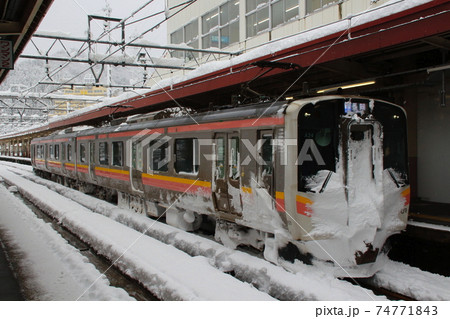 冬の越後湯沢駅に停車中の上越線E129系 74771843