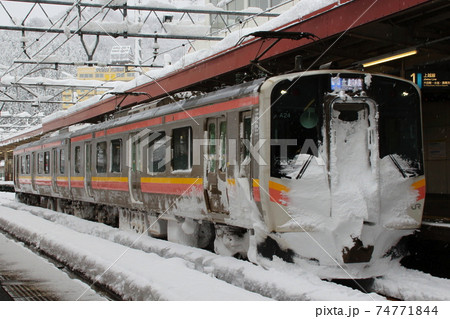 冬の越後湯沢駅に停車中の上越線E129系 74771844