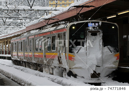冬の越後湯沢駅に停車中の上越線E129系 冬の越後湯沢駅に停車中の上越線E129系 74771846