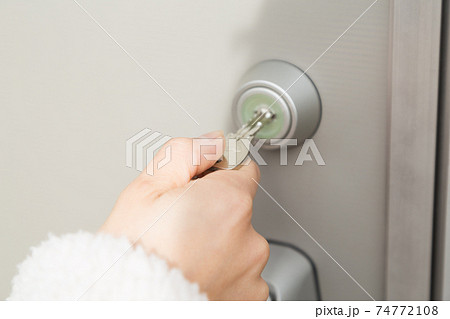 鍵を開閉する女性手元 74772108