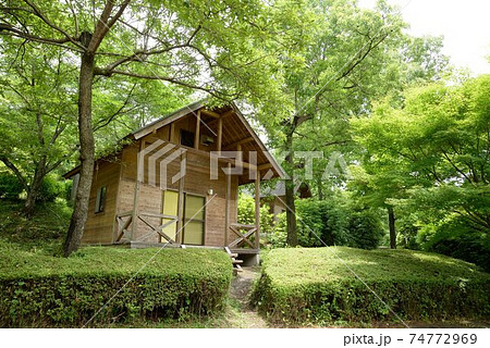 キャンプ場でのバンガローの風景 キャンプ場でのバンガローの風景 74772969