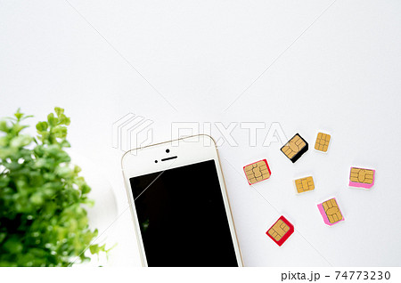 モバイル回線の契約_白背景 74773230