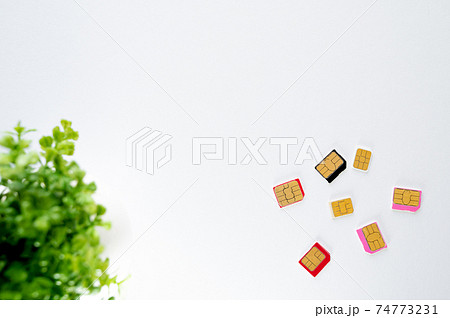 モバイル回線の契約_白背景 モバイル回線の契約_白背景 74773231