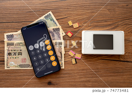 モバイル回線の契約_気になる料金_ウッド背景 74773481
