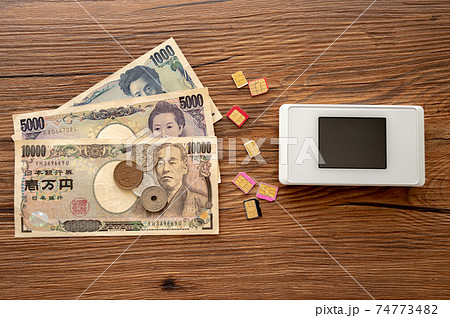 モバイル回線の契約_気になる料金_ウッド背景 74773482