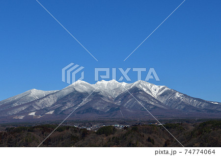 北杜市白州町 仰ぎ見る冬の八ヶ岳連峰の写真素材