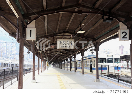鹿児島本線 始発駅の門司港駅と415系電車 74775465