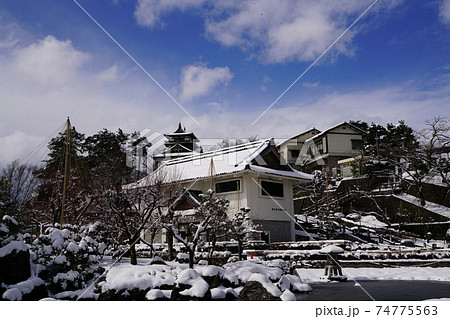 丸岡城　国の重要文化財　天守閣　霞ケ城公園　雪景色 74775563