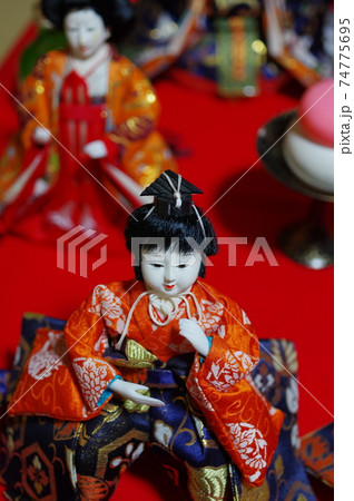 雛祭りと雛人形、お子様ひとりひとりに向けたお祝い毎 74775695