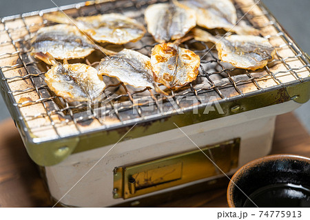 小あじ 浜焼き 七輪で炭火焼き 小あじ 浜焼き 七輪で炭火焼き 74775913