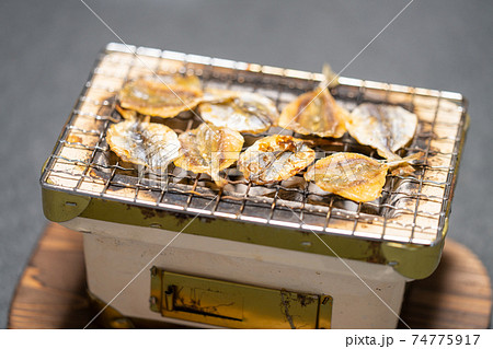 小あじ 浜焼き　七輪で炭火焼き 74775917