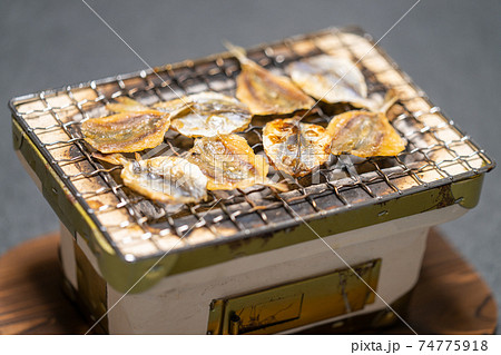 小あじ 浜焼き 七輪で炭火焼き 小あじ 浜焼き 七輪で炭火焼き 74775918