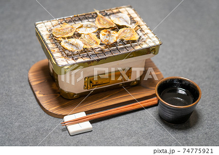 小あじ 浜焼き 七輪で炭火焼き 小あじ 浜焼き 七輪で炭火焼き 74775921