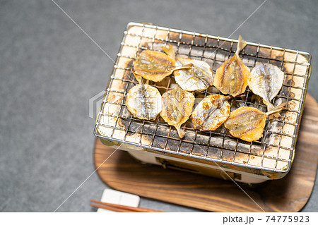 小あじ 浜焼き 七輪で炭火焼き 小あじ 浜焼き 七輪で炭火焼き 74775923
