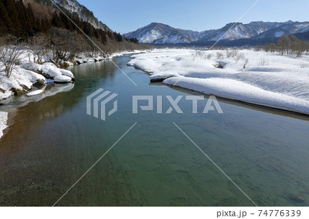 冬の伊南川雪景色-朝日橋から 福島県只見町 冬の伊南川雪景色-朝日橋から 福島県只見町 74776339