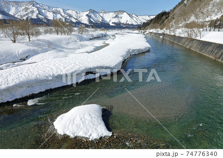 冬の伊南川雪景色-朝日橋から 福島県只見町 冬の伊南川雪景色-朝日橋から 福島県只見町 74776340