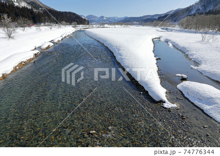 冬の伊南川雪景色－熊倉橋から　福島県只見町 74776344