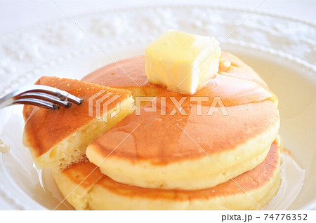 ホットケーキにバターとハチミツのトッピングの写真素材