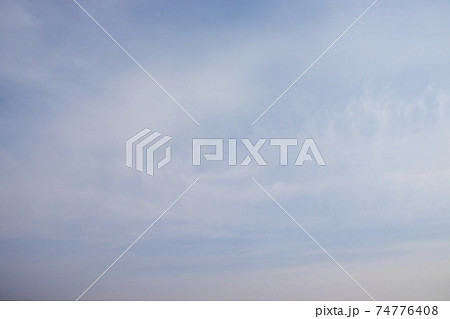 薄曇りの空 74776408