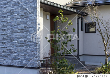 住宅　玄関　アプローチ 74776435