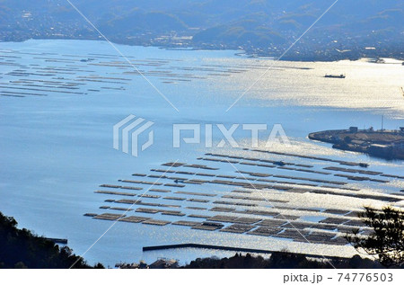 瀬戸内海(江田島湾)の牡蠣いかだの風景 瀬戸内海(江田島湾)の牡蠣いかだの風景 74776503