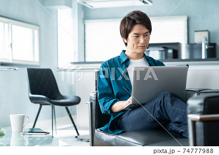 男性 リビング テレワーク リモートワーク ライフスタイル 男性 リビング テレワーク リモートワーク ライフスタイル 74777988
