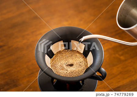 ホットコーヒーを淹れる 74779269