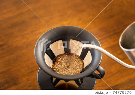 ホットコーヒーを淹れる 74779270