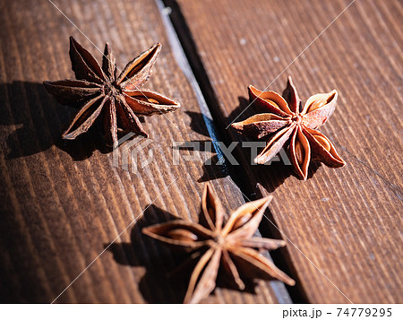 スターアニスと呼ばれる星形のスパイス"八角"。 スターアニスと呼ばれる星形のスパイス"八角"。 74779295