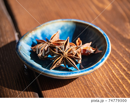 スターアニスと呼ばれる星形のスパイス"八角"。 74779300