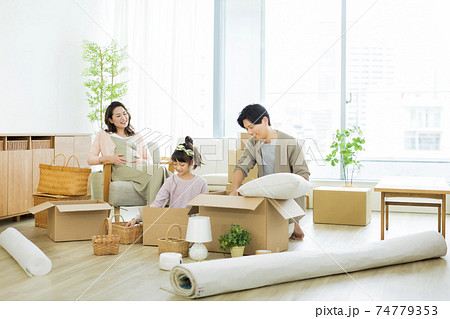 引越しをする家族 74779353