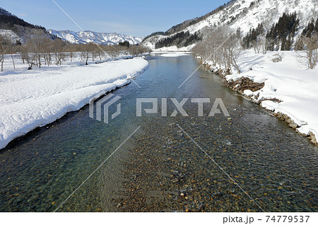 冬の伊南川雪景色-熊倉橋から 福島県只見町 冬の伊南川雪景色-熊倉橋から 福島県只見町 74779537