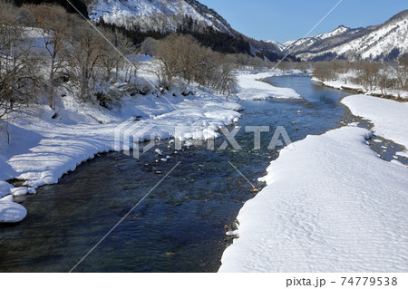冬の伊南川雪景色-亀岡橋から 福島県只見町 冬の伊南川雪景色-亀岡橋から 福島県只見町 74779538
