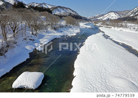 冬の伊南川雪景色－亀岡橋から　福島県只見町 74779539