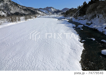冬の伊南川雪景色-亀岡橋から 福島県只見町 冬の伊南川雪景色-亀岡橋から 福島県只見町 74779540
