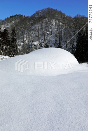 青空に映える里山と膨大な積雪　福島県只見町 74779541