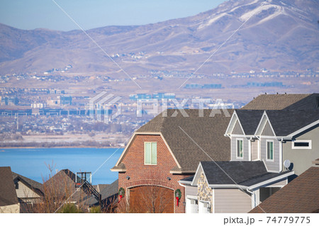 Rooftops of houses overlooking the Utah Lake 74779775