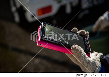 農作業中にスマホの画面を割ったシニア 農作業中にスマホの画面を割ったシニア 74780174