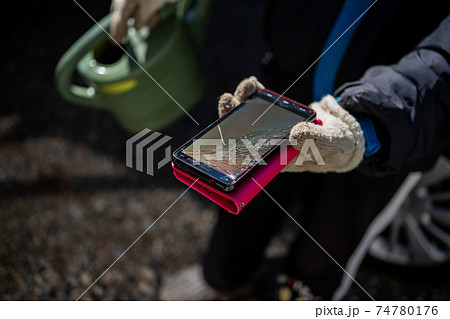 農作業中にスマホの画面を割ったシニア 74780176
