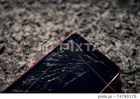 コンクリートにスマホを落として画面が割れたの写真素材 コンクリートにスマホを落として画面が割れたの写真素材